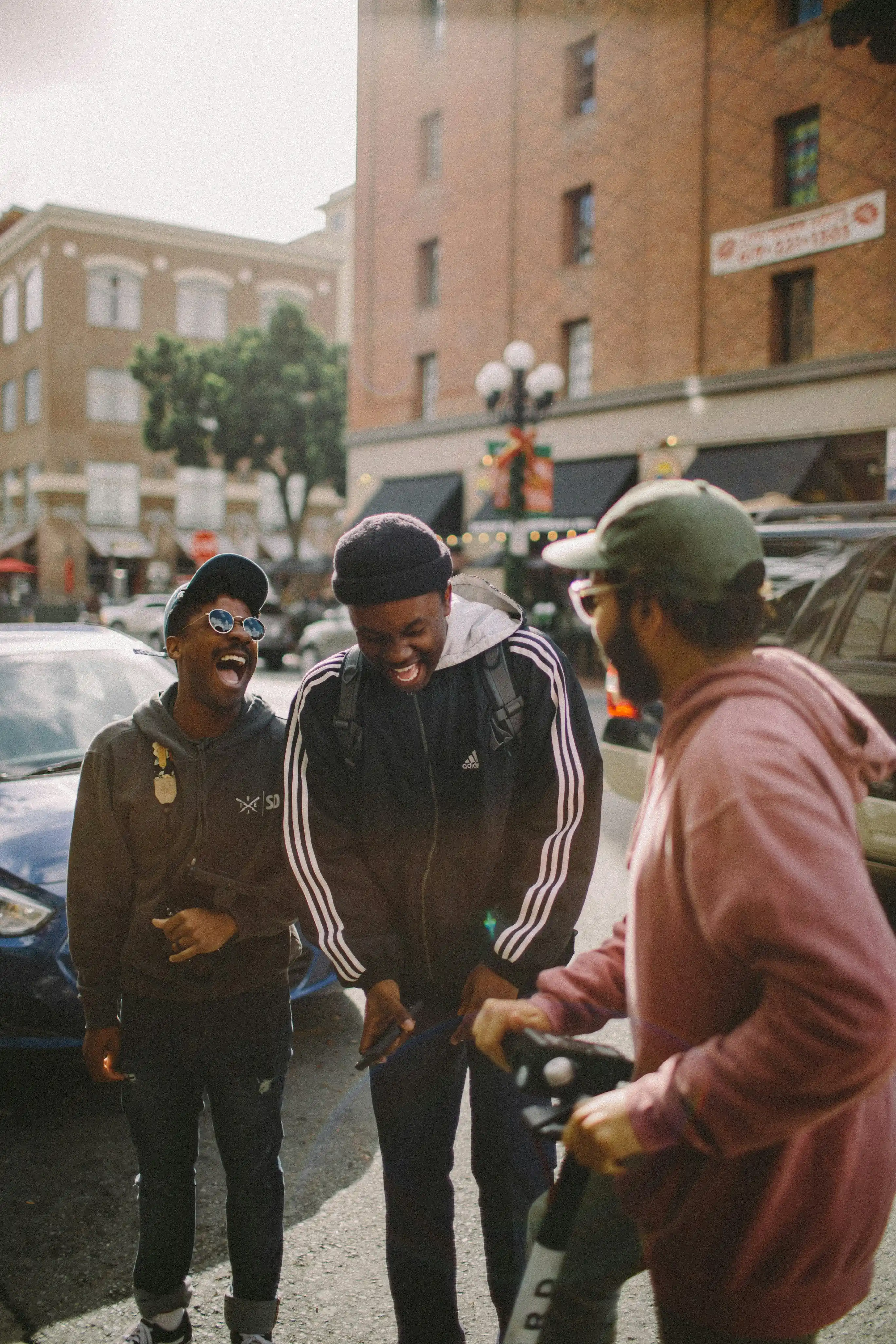 jFriends laughing and spending time together outdoors